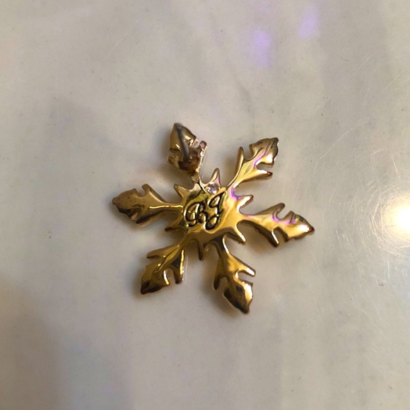 Betsey Johnson Gold Tone Snowflake Stud Earrings Crystal Accents NIB - Picture 7 of 11